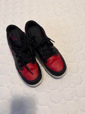 Jordan Kids Low-Top Sneaker in Black and Red